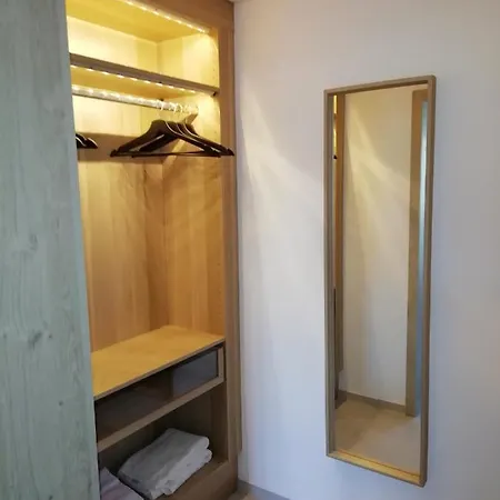 Anneliese Eckhart * Anger